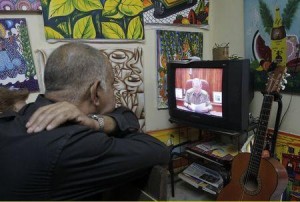 Unas personas observan un discurso del presidente de Cuba, Raúl Castro, en una televisión en La Habana, dic 17 2014. La noticia de que Estados Unidos reanudará relaciones diplomáticas totales con Cuba y que abrirá una embajada en La Habana por primera vez en más de medio siglo se sintió entre la comunidad de 1,5 millones de exiliados cubanos en Estados Unidos, muchos de los cuales son opositores de toda la vida al Gobierno comunista. REUTERS/Stringer