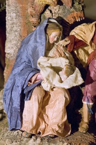 Como preparación a la solemnidad navideña, en la tarde del día de Nochebuena (24 de diciembre), en la Gruta de la natividad los frailes franciscanos rememoran el episodio del Belén de Greccio, que tuvo como protagonista al padre Francisco de Asís en la contemplación del Misterio de la Encarnación. Foto: Don Fellow