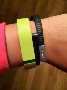 A corto plazo, la presión del mercado está concentrada en los accesorios inteligentes como las bandas FitBit y UP, pioneras en el concepto del "Yo Cuantificado" que rastrean los pasos, el sueño, las comidas ingeridas y las calorías consumidas. 