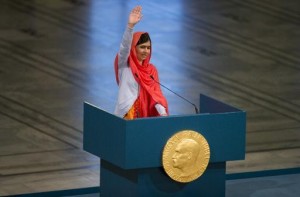 La joven paquistaní Malala Yusafzai saluda tras pronunciar su discurso en la ceremonia de entrega del premio Nobel de la Paz el 10 de diciembre de 2014 en Oslo (AFP | Vegard Wivestad Grott)
