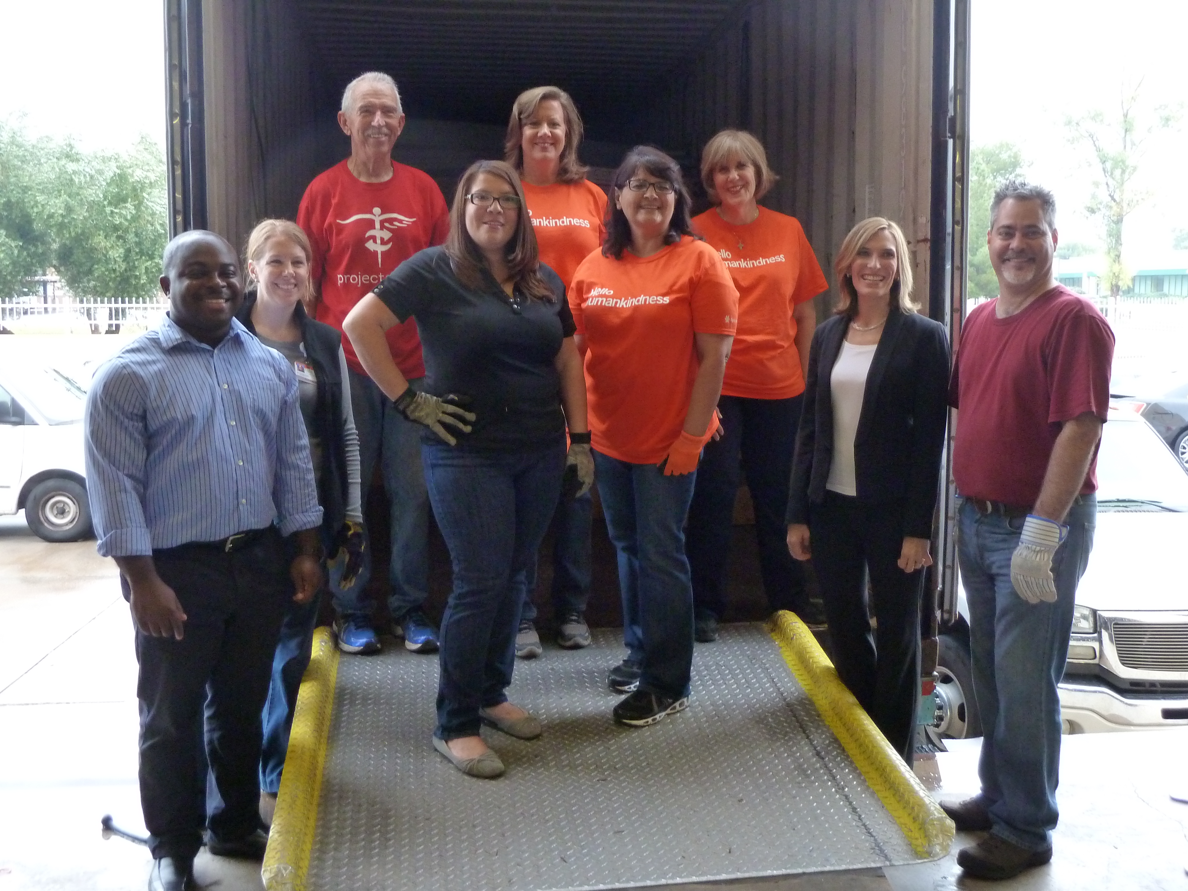 Voluntarios en Arizona ayudan a empacar suministros medicos para enviar a Sierra Leona con el fin de ayudar a combatir el ébola Voluntarios en Arizona ayudan a empacar suministros medicos para enviar a Sierra Leona con el fin de ayudar a combatir el ébola