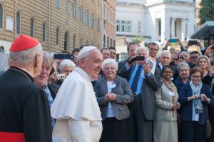 El Papa Francisco rodeado de los participantes en la convección mundial para abolir la esclavitud moderna, a donde han coincidido de manera histórica líderes religiosos de las distintas denominaciones y credos para pedir la desaparición de esta terrible practica.
