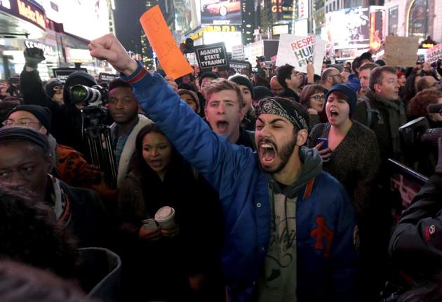 Tensión racial en Nueva York tras la exoneración de un policía por la muerte Eric Garner, durante un violento operativo policial el 17 de julio