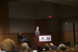 “ Estamos muy emocionados y estamos listos”, comentó por su parte el alcalde de la ciudad de Phoenix Greg Stanton, quien también estuvo presente en el encuentro con los medios y se mostró muy entusiasmado con todo lo que gira alrededor de este gran evento y entre los puntos en que enfatizó estuvo el tema de la seguridad pública. Foto: Maria Bonilla/ Panorama Online