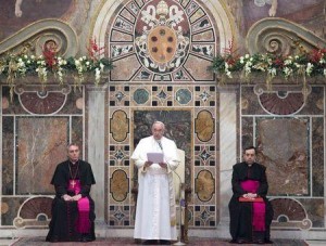 El Papa Francisco condenó el lunes los asesinatos cometidos la semana pasada en París por extremistas islamistas e instó a los líderes musulmanes de todo el mundo a condenar las interpretaciones fundamentalistas que intentan justificar la violencia en nombre de Dios. En la imagen, el Pontífice lee su comunicado en El Vaticano durante la audiencia celebrada el 12 de enero de 2015. REUTERS/Claudio Peri/Pool