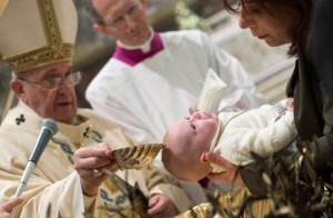 A los padres de los niños y a los padrinos, así como a los familiares, les pidió “ayudar a estos niños a crecer bien si se les da la Palabra de Dios, el Evangelio de Jesús”. Pero también “hay que darlo con el ejemplo”.