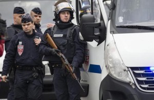 Los dos hermanos sospechosos de un sangriento ataque contra el semanario satírico Charlie Hebdo fueron abatidos el viernes en una operación de la policía francesa en la imprenta donde se habían atrincherado, mientras que otra toma de rehenes en París terminó con cuatro de las personas retenidas muertas.