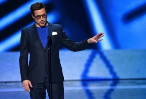 Robert Downey Jr., estrella de las películas "Iron Man" y "Vengadores", fue escogido por cuarto año consecutivo como la estrella de cine favorita de la gente y el actor de drama favorito durante la entrega #41 de los People's Choice Awards en el Nokia Theatre LA Live, el 7 de enero de 2105