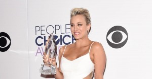 Kaley Cuoco fue escogida como actriz de comedia favorita en la comedia Big Bang Theory, gran ganadora de la noche tambien en los People's Choice Awards 2015.