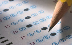 Este pasado viernes 20 de febrero las escuelas del estado de Arizona fueron notificadas de que el gobernador Doug Ducey había aprobado la ley SB1191 (Graduación: Moratoria sobre calificación de prueba). Con la firma de la misma se prohibe la exigencia de que un estudiante obtenga una calificación requerida en la prueba estandarizada AIMS para graduarse durante los periodos escolares: 2014-15, 2015-16, 2016-17, 2017-18. La SB1191 se incluyó como una cláusula de emergencia, lo que significa que es efectiva inmediatamente.