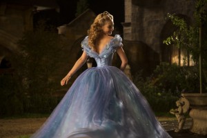 "Cenicienta" fue estrenada en 3.845 salas de cine en Norteamérica y tuvo un coste de producción de 95 millones de dólares. No pudo igualar los 116,1 millones de dólares que recaudó el estreno de "Alicia en el País de las Maravillas", pero superó los 69,4 millones de dólares que generó el debut de "Maléfica".