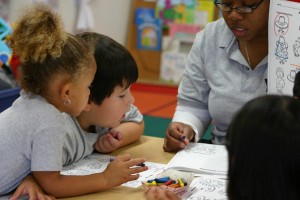 Arizona fue uno de los estados que eligió implementar los Common Core Standards de manera voluntaria y el nombre que se adoptó en el estado para llamar a estos nuevos estándares es Arizona’s College and Career Ready Standards. Ante este nuevo cambio, los padres también enfrentan el reto de conocer e informarse de cómo la aplicación de esta nueva forma de aprender y enseñar se abre como una ventana para mejorar la educación de nuestros niños y jóvenes y cómo debemos participar en este proceso de cambio.