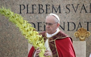 El papa Francisco presidió hoy la tradicional celebración litúrgica del Domingo de Ramos y la Pasión del Señor en la Plaza de San Pedro, donde bendijo palmas y ramas de olivo, y dijo que el "estilo" de los cristianos debe ser la "humildad".