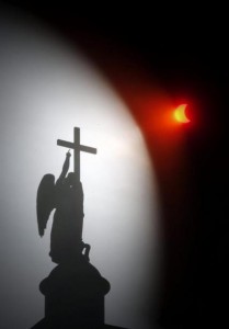 SPB05 SAN PETERSBURGO (RUSIA) 20/03/2015.- Vista del eclipse solar desde la plaza Dvortsovaya en San Petersburgo (Rusia), hoy, viernes 201 de marzo de 2015. EFE/Anatoly Maltsev