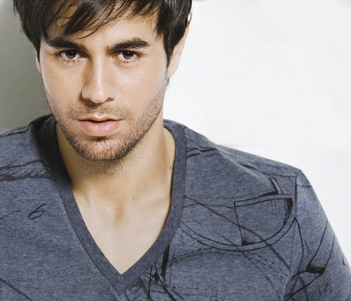 Enrique Iglesias y Grammy Latino convocan una beca en la universidad Berklee Enrique Iglesias y Grammy Latino convocan una beca en la universidad Berklee