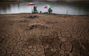 En la imagen, unos hombres pescan en medio de la tierra agrietada luego de que la represa del lago Atibainha se seca debido a una sequía prolongada en Nazare Paulista, Brasil. REUTERS/Nacho Doce.