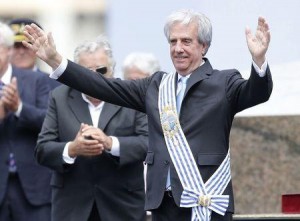 El presidente uruguayo, Tabaré Vázquez, recíbe la banda presidencial de su predecesor, José Mujica, en Montevideo, el 1 de marzo de 2015. Vázquez asumió el domingo la presidencia de Uruguay, en el tercer mandato consecutivo de la izquierda y con su antecesor Mujica dejándole el legado de una economía con acento social en la que quedan temas pendientes como la educación, el abultado déficit fiscal y la inseguridad. REUTERS/Andres Stapff