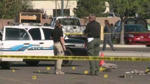 Hoy la comunidad del Oeste de Phoenix es la que despierta con la triste de notica de que debido a hechos violentos ocurridos durante la madrugada en el estacionamiento de un Wal-Mart en Cottonwood al Oeste de Phoenix, una persona a muerto y dos quedaron heridas, incluyendo a un policía que recibió un disparo en la pierna, según se informó el lunes.