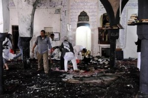 Miembros de la milicia houtí inspeccionan la mezquita chií de Al Hashush tras varios ataques con explosivos en Saná, Yemen, hoy, 20 de marzo de 2015. Al menos 30 personas murieron y decenas resultaron heridas en los atentados. El primer ataque fue perpetrado por dos suicidas que detonaron sus cinturones explosivos dentro y en los aledaños de la mezquita de Al Hashush, situada en el barrio de Al Yarraf, en el norte de Saná, lo que causó decenas de muertos y heridos. Por otra parte, al menos 30 personas murieron en otro doble atentado perpetrado contra la mezquita Badr, en el centro de Saná y frecuentada también por los chiíes.