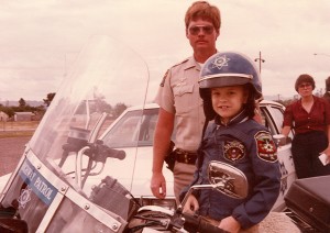 Fue precisamente en Arizona donde germinó por primera vez la semilla de la fe y la esperanza de Make -A- Wish Foundation, para millones de niños en todo el planeta. En 1980, Chris Greicius un pequeño de 7 años de edad que padecía de leucemia y era en ese entonces paciente del Hospital St. Joseph de Phoenix, soñaba poder vestirse de policía motorizado tal como los protagonistas de la famosa serie de televisión de los 80’s, “CHIPs”. La policía de caminos de Arizona hizo realidad el sueño de Chris, proporcionándole un uniforme completo e incluso adornando su pequeña motocicleta de juguete con todos los objetos oficiales que usa la policía. La sonrisa y el brillo de su cara gracias a este inolvidable gesto, quedaron grabados en los corazones de los involucrados. 