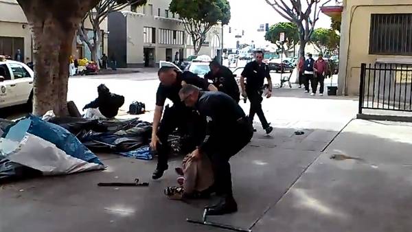 Vídeo muestra cómo varios policías de Los Angeles disparan y dejan sin vida a indigente Vídeo muestra cómo varios policías de Los Angeles disparan y dejan sin vida a indigente