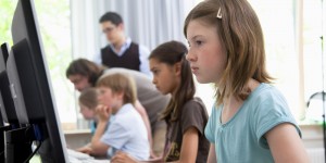 En estos días en que se están aplicando los AzMERIT el personal de su escuela y el profesor de su hijo o hija son las mejores fuentes de información sobre los pasos a seguir en como apoyarlos en los días en que se lleve a cabo la prueba, ya que es fundamental que en lo posible no falten a clases, estén a tiempo, duerman a horas adecuadas y desayunen muy bien. Se les recomienda que lleven una snack nutirtivo por esos días a la escuela. Recuerde que usted es el mejor apoyo para sus hijos