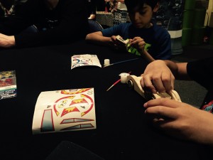 En el evento denominado “Copa Piston”, los pequeños y sus familias, estuvieron realizando manualidades y pintaron carros de carrera de madera, dejando volar su imaginación y poniendoles cada uno su toque de originalidad en cada carro decorado. Foto/ Panorama Online
