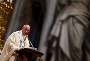 El Papa Francisco criticó el lunes el "continuo martirio" de los cristianos, después de que 30 etíopes fueran ejecutados a tiros y decapitados en Libia, según muestra un video presuntamente grabado por milicianos del Estado Islámico. En la imagen de archivo, el Papa Francisco habla durante el centenario de la masacre de Armenia en la Basílica de San Pedro, en el Vaticano, el 12 de abril de 2015. REUTERS/Tony Gentile