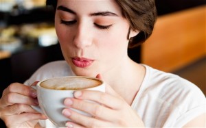 Estudios de investigadores de la Universidad de Harvard en 2011 muestran una reducción de 20% del riesgo de depresión en las mujeres al beber al menos cuatro tasas por día de café descafeinado.