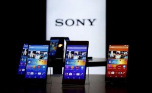 Los nuevos teléfonos Xperia Z4 de Sony en exhibición en la sede de la firma en Tokio, abr 20 2015. Sony Corp reveló el lunes su nuevo modelo Xperia de alta gama con marco de aluminio y pantalla de 5,2 pulgadas, demostrando que sigue en la carrera de los celulares avanzados aunque esté disminuyendo sus operaciones en este sector. REUTERS/Toru Hanai