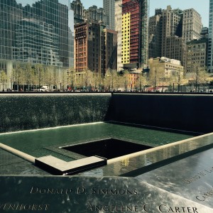 9/11 Memorial, monumento construido en memoria de las víctimas del World trade Center, en el lugar que ocupaban las torres, alrededor lo nombre delas más de 2 mil víctimas están escritos para que su memoria nunca muera. Foto: Maria Bonilla/ Panorama Online