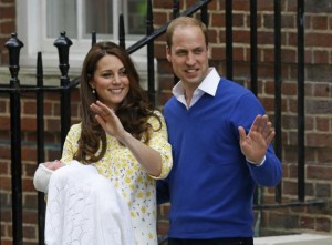 El príncipe Guillermo y Catalina, duquesa de Cambridge, con su hija recién nacida, posan para la prensa al salir del hospital Saint Mary, en Londres, el sábado 2 de mayo de 2015. La duquesa dio a luz el sábado por la mañana. (AP Foto/Kirsty Wigglesworth)