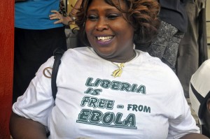 La OMS rindió tributo al gobierno y al pueblo de Liberia por la determinación para combatir la enfermedad. Subrayó que doctores y enfermeras seguían tratando a los pacientes aún cuando escasean los suministros para proteger al personal y la capacitación sobre el uso de esos equipos era inadecuada.