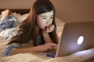 El acoso escolar se ha extendido de los pasillos y baños de las escuelas a las redes sociales, lo que ha incrementado la concientización en años recientes de lo que una vez fue tema tabú.