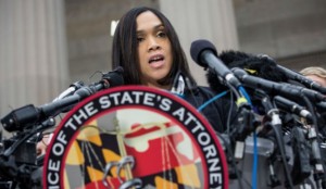 Marilyn Mosby, fiscal estatal para Baltimore, habla en conferencia de prensa el viernes 1 de mayo de 2015 sobre la acusación contra seis policías a quienes se responsabiliza por la muerte de Freddie Gray, el hombre de 25 años que falleció cuando estaba en custodia de la policía, hecho que desató disturbios y protestas en esa ciudad. 