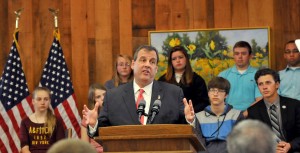 Christie, de 52 años, hizo el anuncio en una escuela de Nueva Jersey, donde alguna vez fue presidente de su clase, y prometió reducir la brecha partidista en Washington y abordar temas difíciles. Foto/ Facebook
