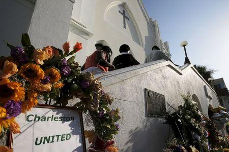 En pleno duelo, Charleston sigue angustiada por masacre en iglesia En pleno duelo, Charleston sigue angustiada por masacre en iglesia