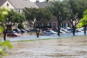 El presidente de Estados Unidos, Barack Obama, firmó a última hora del viernes una declaración de desastre mayor para las zonas de Texas golpeadas por unas fuertes tormentas que han dejado al menos 21 muertos debido a grandes inundaciones. En la imagen, inundaciones en Houston, el 26 de mayo de 2015. REUTERS/Daniel Kramer
