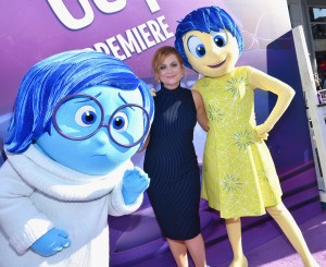 La actriz Amy Poehler quien  es  la voz de "Joy", Alegría, uno de los personajes de la cinta INSIDE OUT, posa junto a sus especiales amigos durante la premier de la cinta en el Teatro El Capitan en Hollywood, California, el 8 de junio de 2015 