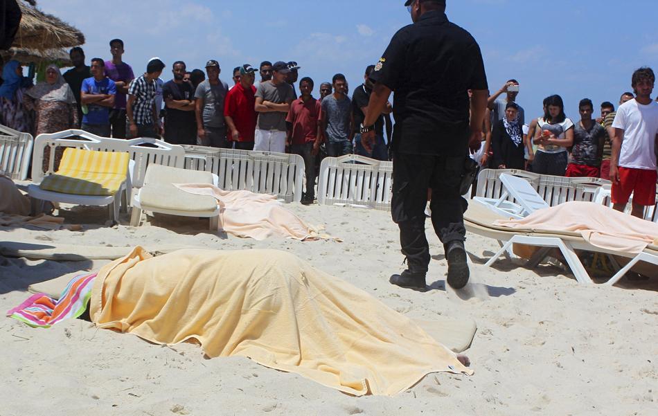 Evacuan a miles de turistas de Túnez, luego del atentado en la playa de un hotel donde murieron 39 personas Evacuan a miles de turistas de Túnez, luego del atentado en la playa de un hotel donde murieron 39 personas