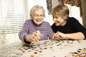 Un obstáculo significativo que enfrentan las personas de edad avanzada para mantener la independencia es la baja visión. Una afección común para las personas de esta edad, la baja visión puede hacer que las actividades cotidianas parezcan imposibles, necesitar la asistencia de los seres queridos y de las personas encargadas de brindar cuidados, e incrementar el riesgo de caídas y de problemas de salud mental