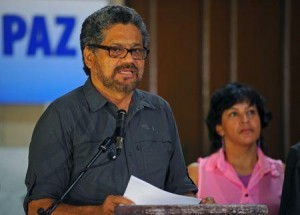 La guerrilla colombiana de las FARC anunció el miércoles su disposición a ordenar un alto el fuego unilateral durante un mes desde el 20 de julio, con el fin de crear las condiciones para que el Gobierno tome una medida similar que facilite el diálogo de paz y reduzca la intensidad de las hostilidades. En esta imagen de archivo, el negociador de las FARC Iván Márquez lee un documento durante una conferencia en La Habana el 20 de abril de 2015. REUTERS/Stringer