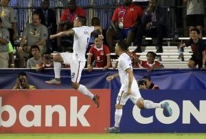 El delantero estadounidense, Clint Dempsey, celebra luego de anotar un gol contra Honduras, durante la Copa de Oro 2015, en el Estadio Toyota, 7 de julio de 2015. La selección de fútbol de Estados Unidos inició el martes la defensa de su título en la Copa de Oro con un triunfo ante Honduras por 2-1 gracias a un doblete de Clint Dempsey. Créditos: Kevin Jairaj-USA TODAY Sports
