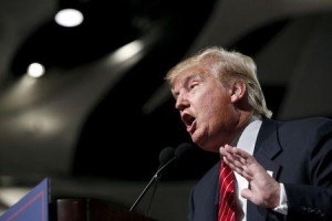 El aspirante a la nominación presidencial del Partido Republicano de Estados Unidos Donald Trump durante un evento de campaña en Phoenix, Arizona, 1 de julio de 2015. Un asesor de Trump dijo el lunes que el FBI está investigando amenazas enviadas al magnate a través de Twitter y que provendrían de Joaquín "El Chapo" Guzmán, un reconocido narcotraficante mexicano que escapó de prisión. REUTERS/Nancy Wiechec