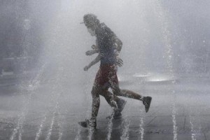 Personas corriendo a través de la fuente Stachus para refrescarse en un caluroso día de verano, en Munich, Alemania, 1 de julio de 2015. Naciones Unidas advirtió el miércoles de los peligros que supone el clima caluroso, especialmente para niños y ancianos, en momentos en que gran parte de Europa enfrenta una ola de calor cuya intensidad se atribuye al cambio climático. REUTERS/INa Fassbender