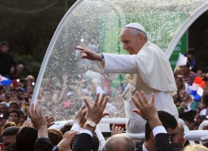 El Papa Francisco saluda a la multitud que lo rodea, antes de hacer una parada en la carcel de mujeres "El buen pastor", en Asuncion, Paraguay, Julio 10, 2015. REUTERS/Lucas Nunez