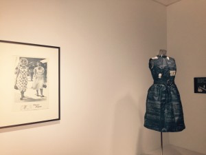 Vestido hecho por la artista arizonence Annie Lopez, quien utiliza la técnica de "Cianotipo", un proceso fotográfico basado en el uso de papel que fue tratado con cianido, usado para crear fotografías en azul y blanco similares a la heliografia. Esta artista local hace parte de la exposición "Historias ocultas en el arte Latinoamericano", actualmente en el Phoenix Art Museum. Foto:Maria Bonilla/Panoarma Online