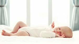 La Academia Americana de Pediatría (AAP) recomienda a las personas que cuidan a los bebés que siempre los pongan a dormir boca arriba, tanto por la noche como para las siestas, con el fin de evitar el Síndrome de muerte súbita