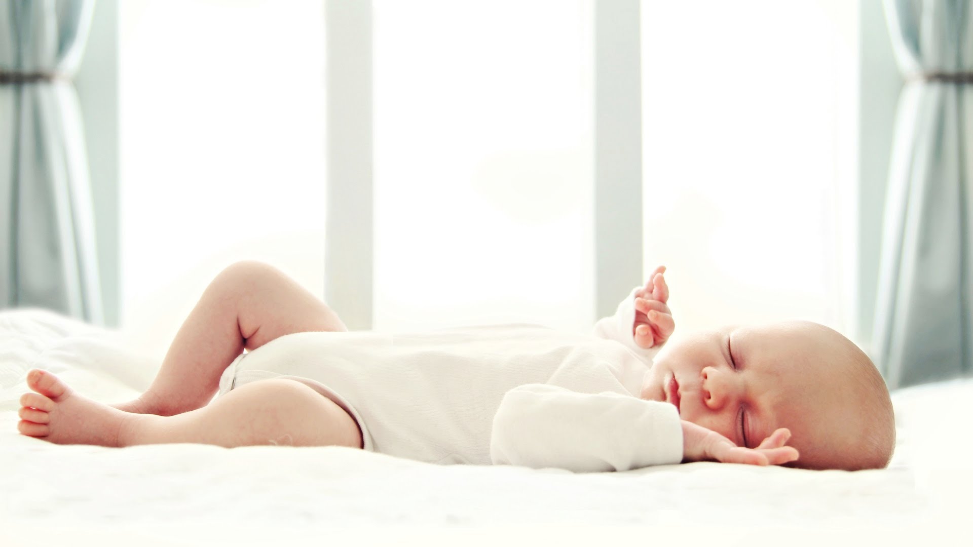 Madres primerizas no están recibiendo consejos adecuados sobre la forma segura de como deben dormir los bebes y la lactancia materna
