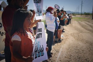 Me pregunto si Trump sabe lo que pasa en el centro de detención de inmigrantes de Eloy, AZ., donde han muerto tantas personas de manera sospechosa en manos de las autoridades. El caso más reciente de negligencia en este sentido reportado por la organización Puente Movement ocurrió el 20 de mayo de 2015, cuando José de Jesús Deniz-Sahagún fue encontrado muerto en una celda de aislamiento. Foto/ Puente Movement